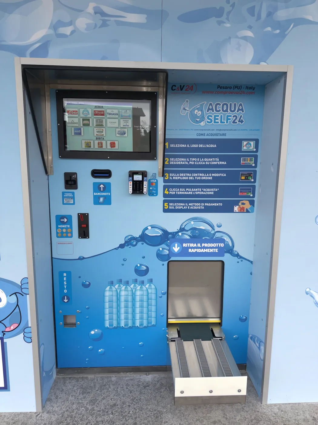 Il distributore automatico AcquaSelf24: schermo touch e nastro di uscita delle casse d'acqua