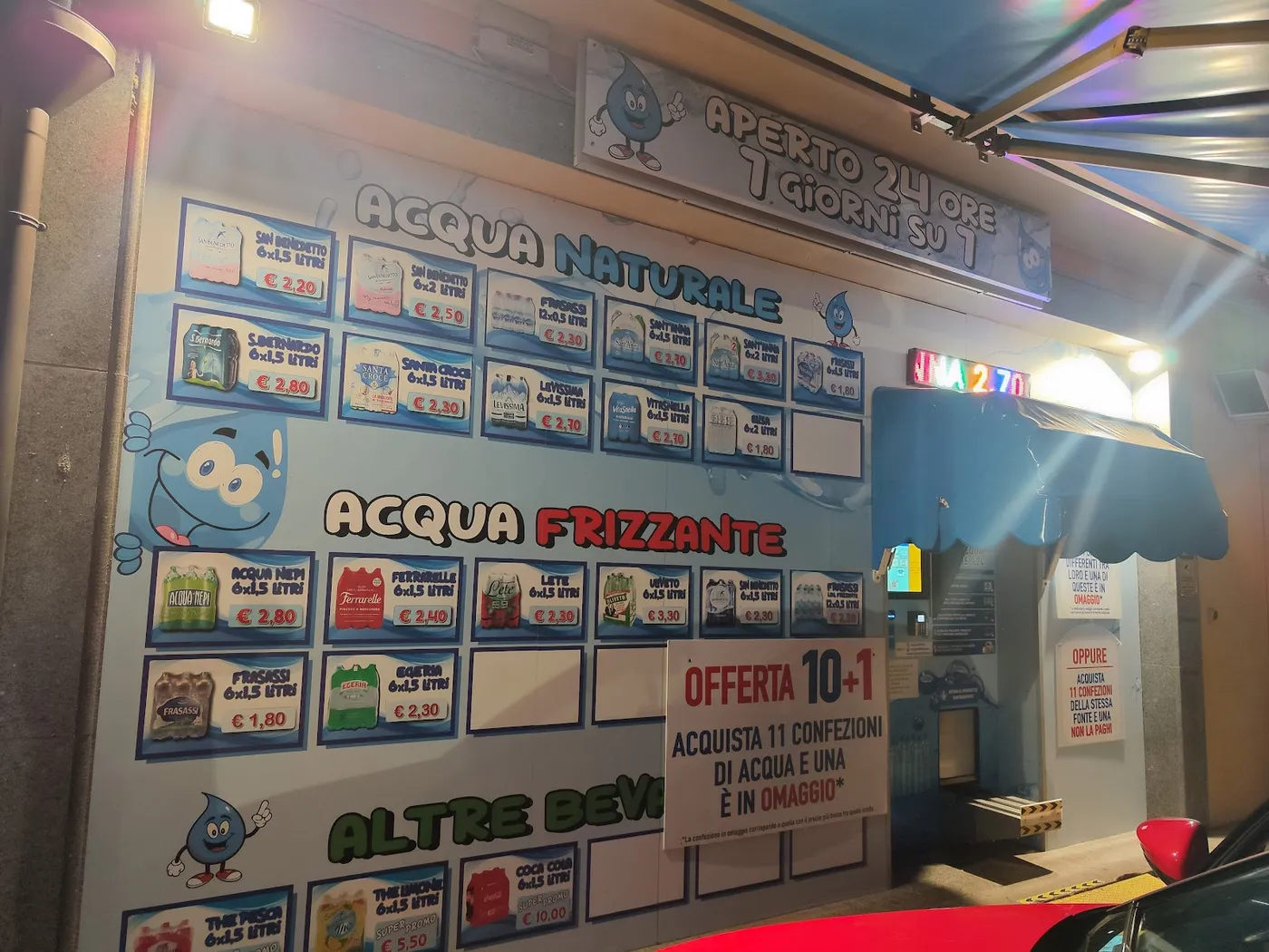 Offerta 10+1 esposta sul distributore AcquaSelf24 di sera