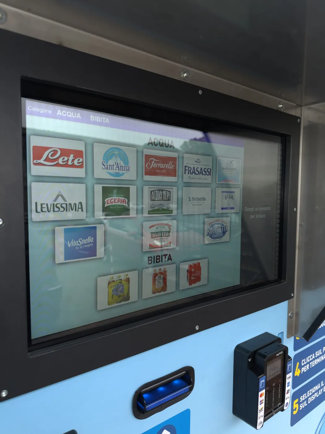 Schermo touch del distributore con la selezione delle marche d'acqua