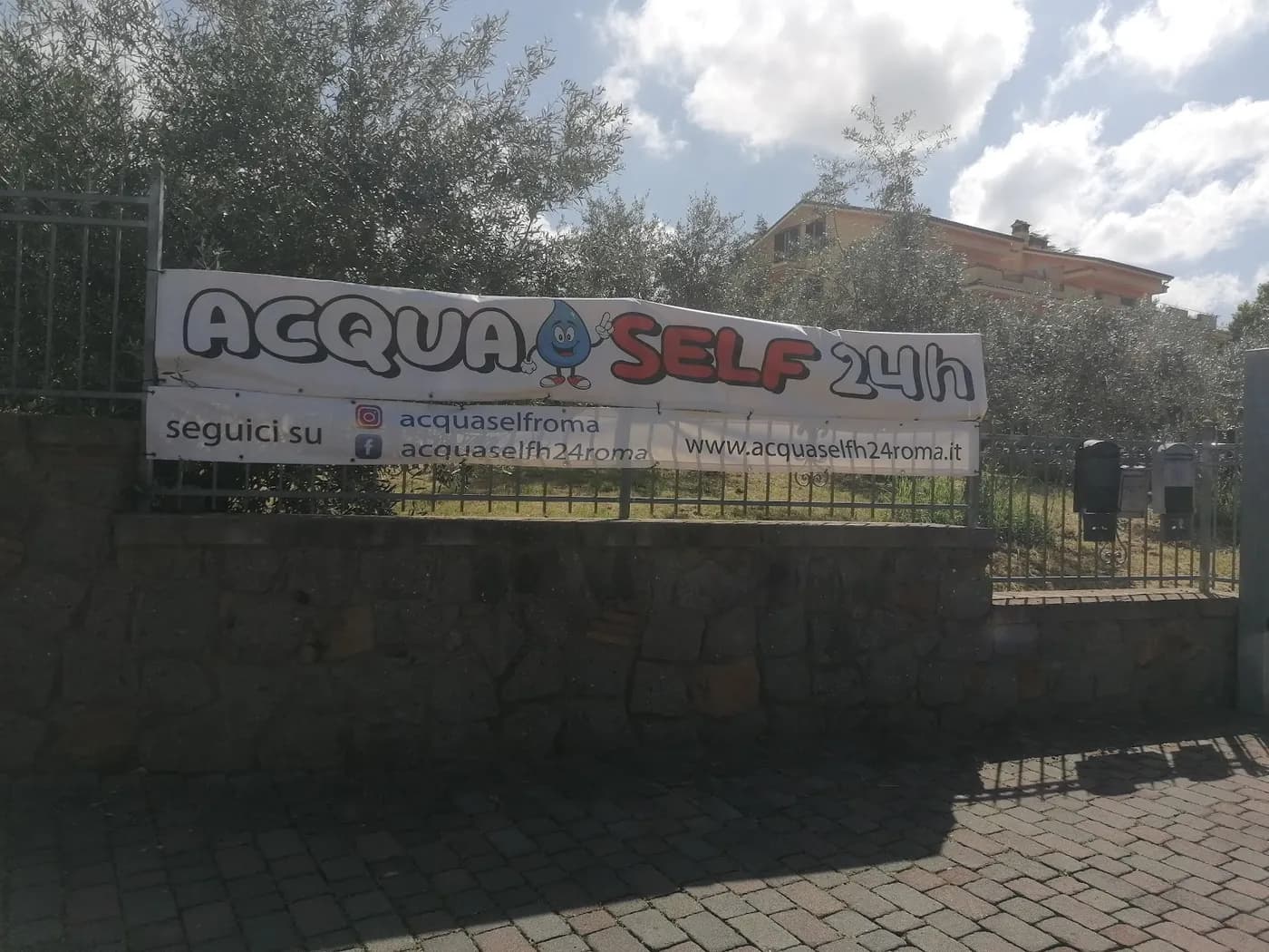 Striscione AcquaSelf24 H24 lungo la Via Nettunense