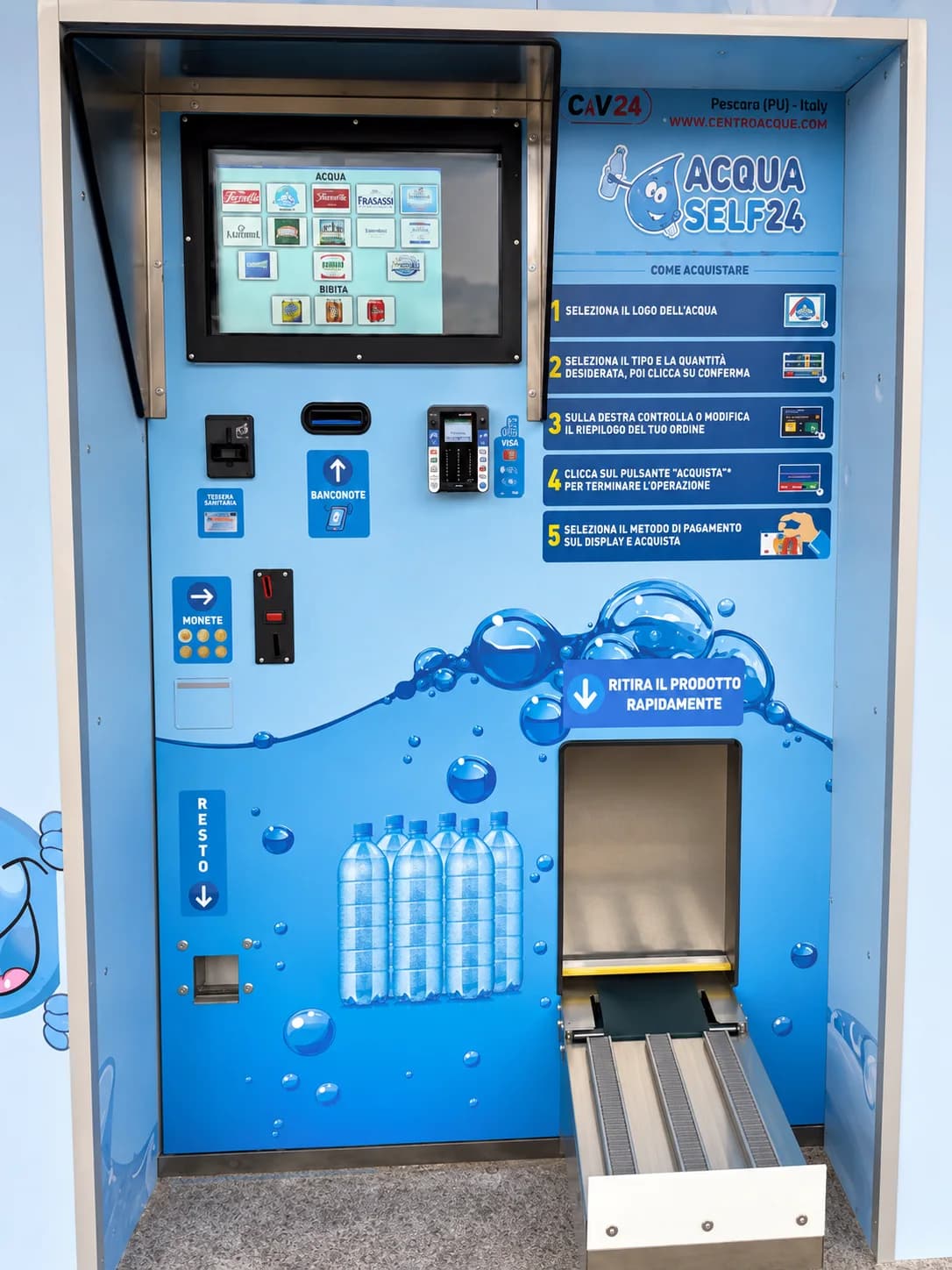 Il distributore automatico AcquaSelf24: schermo touch e nastro di uscita delle casse d'acqua